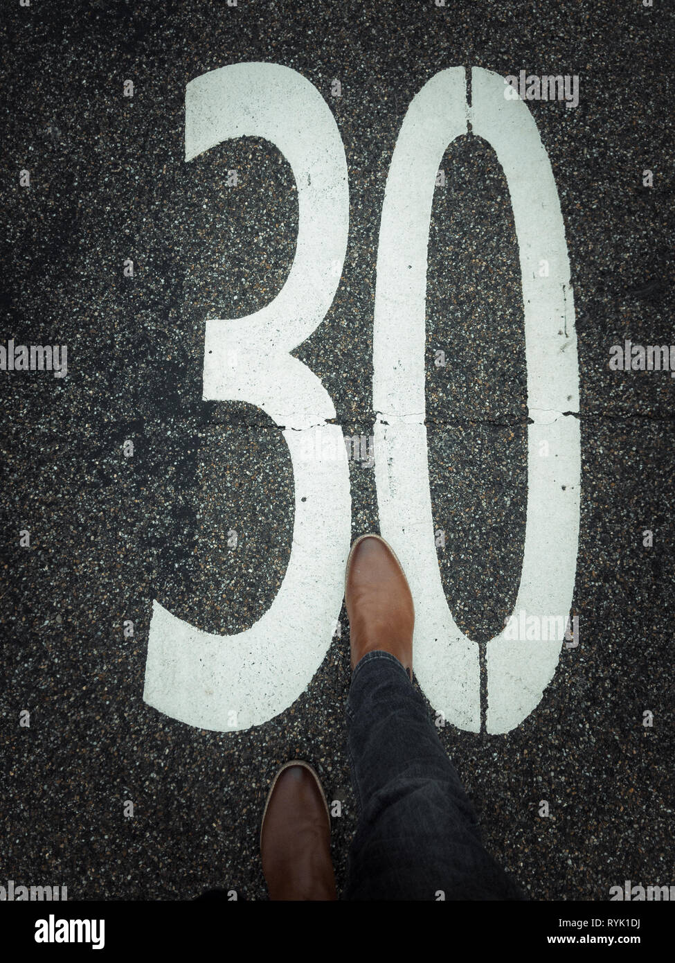 Zona 30 Marcado de pavimento con zapato de cuero Fotografía de stock - Alamy