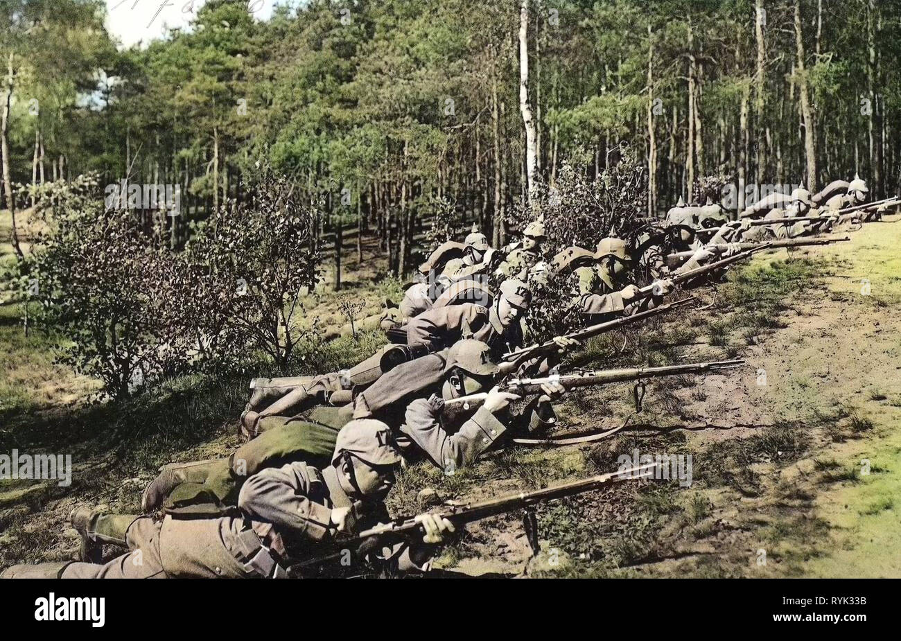12. Königlich Sächsisches Infanterie-Regiment Nr. 177, fusiles Mauser, uso de armas, Pickelhaube de Alemania de 1914, Dresde, en Feuerstellung Schützen Foto de stock