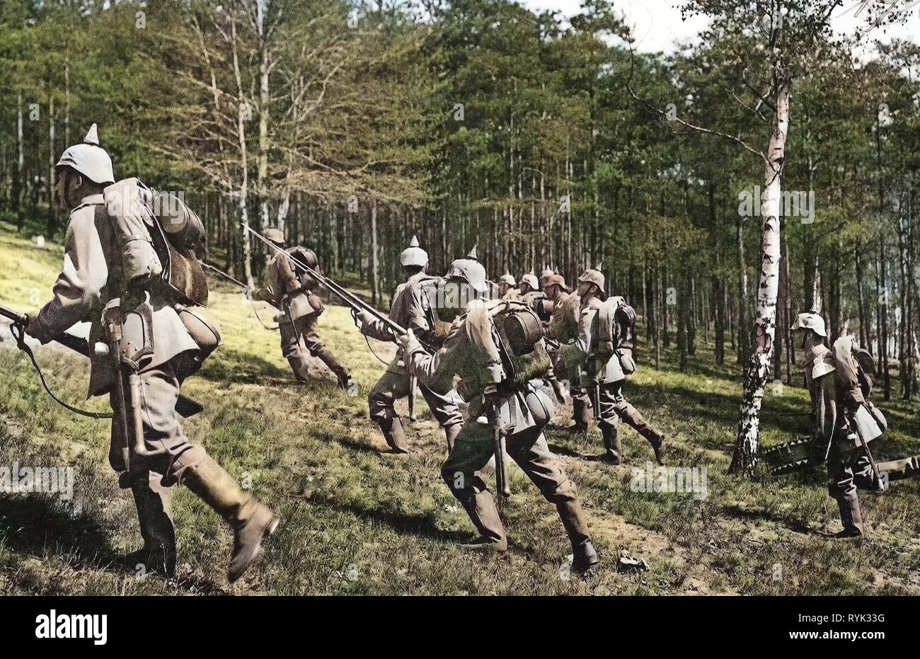 12. Königlich Sächsisches Infanterie-Regiment Nr. 177, los tambores militares, uso de armas, fusiles Mauser, Pickelhaube de Alemania, retratos de grupo con 10 personas de 1914, Dresde, beim Sturmangriff Schützen Foto de stock