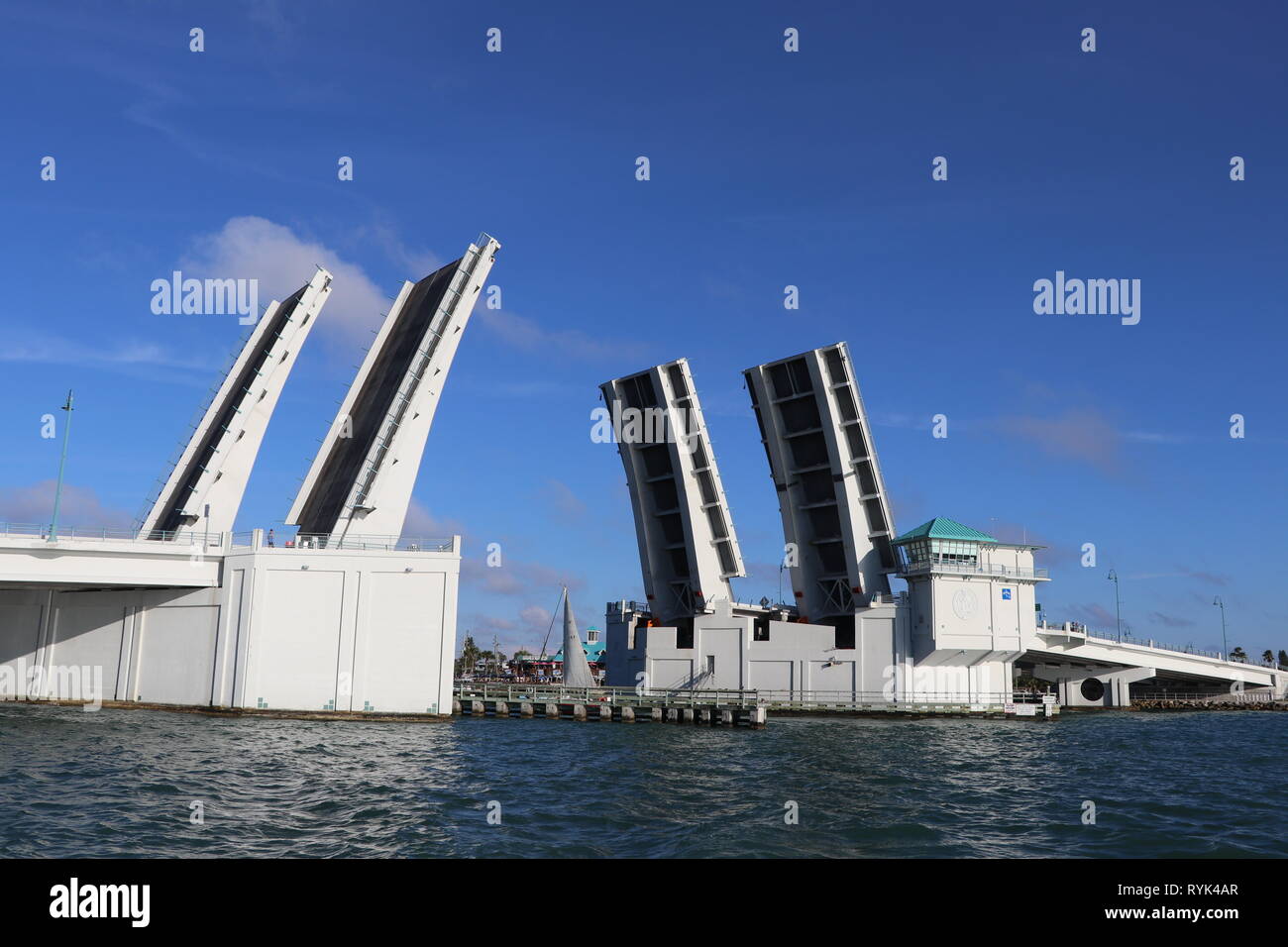 John's Pass puente cerca de Clearwater, Florida lleva al agua intercoastal camino desde Clearwater, Florida a St Pete Beach, cerca de St Petersburg, Florida Foto de stock