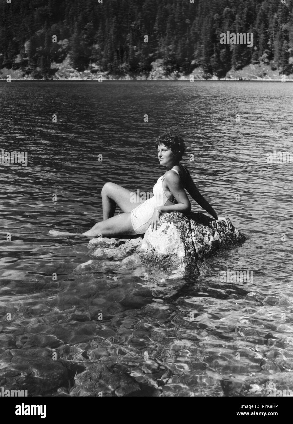 El tiempo de ocio, bañarse, mujer en traje de baño en el lago, 1960, Additional-Rights-Clearance-Info-Not-Available Foto de stock