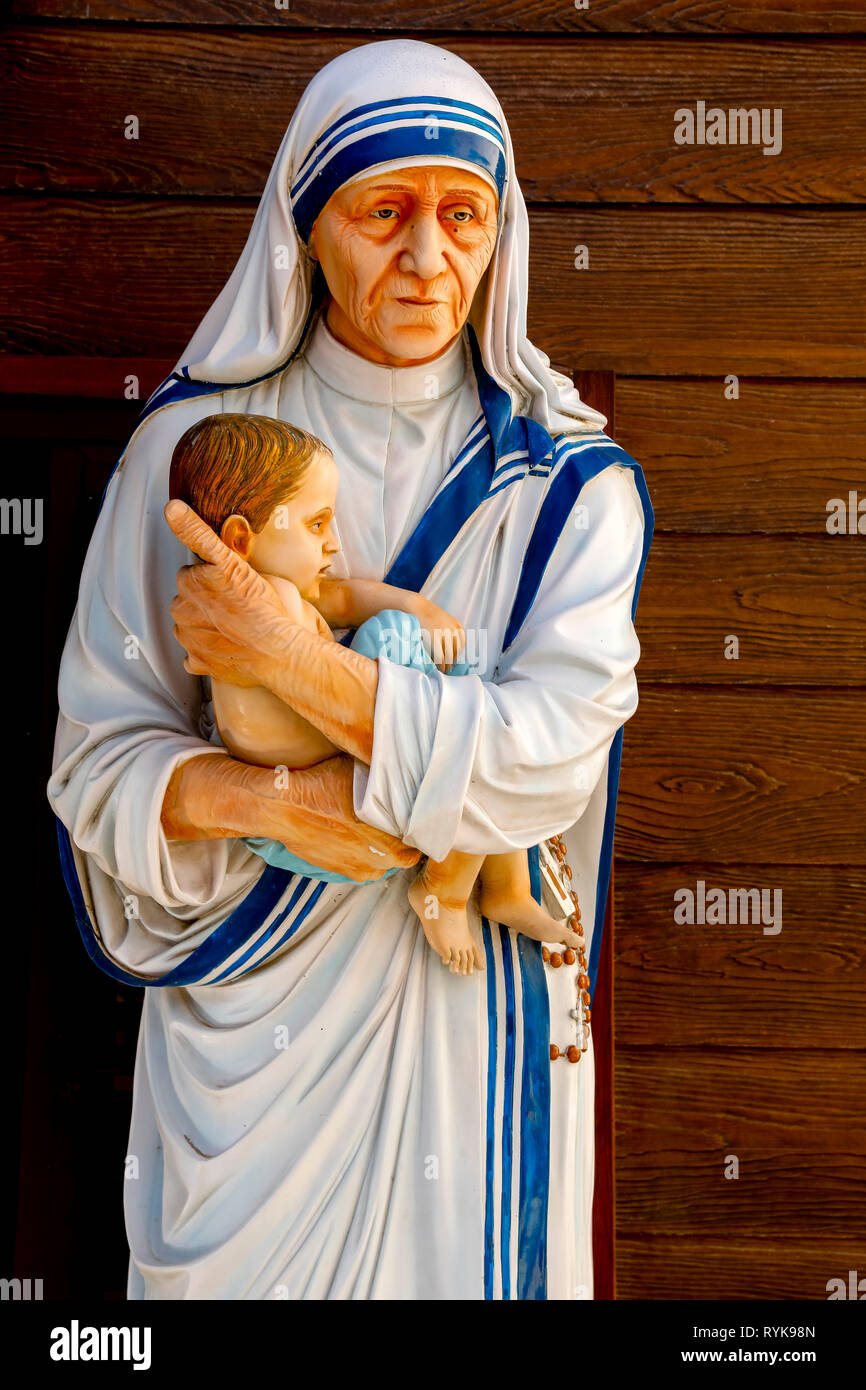 Estatua de la Madre Teresa sosteniendo un niño en la congregación de las Misioneras de la Caridad, convento de Nazaret, Israel. Foto de stock