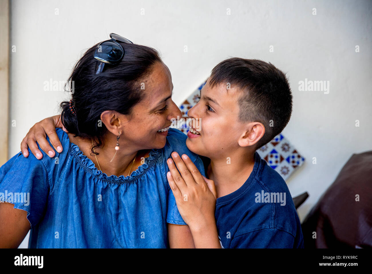 La madre y el hijo sonrientes miran en Taormina, Sicilia (Italia). Foto de stock