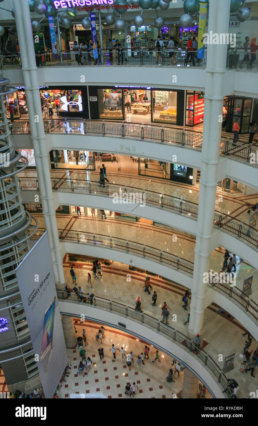 Suria Shopping Mall en las Petronas Twin Towers, centro de la ciudad de Kuala  Lumpur, Malasia Fotografía de stock - Alamy
