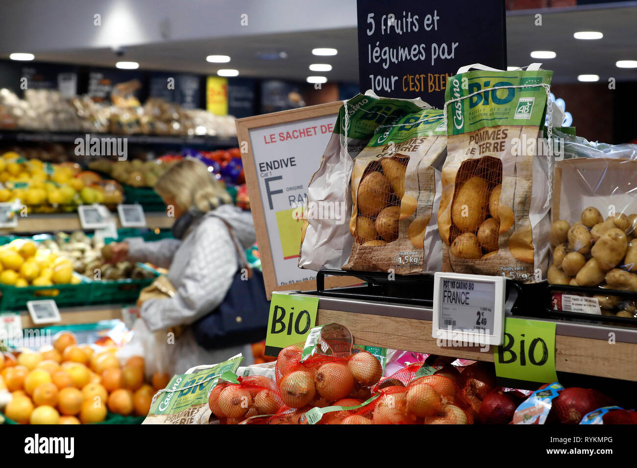 Frutas y Verduras para la venta en el supermercado. Los alimentos orgánicos. Francia. Foto de stock