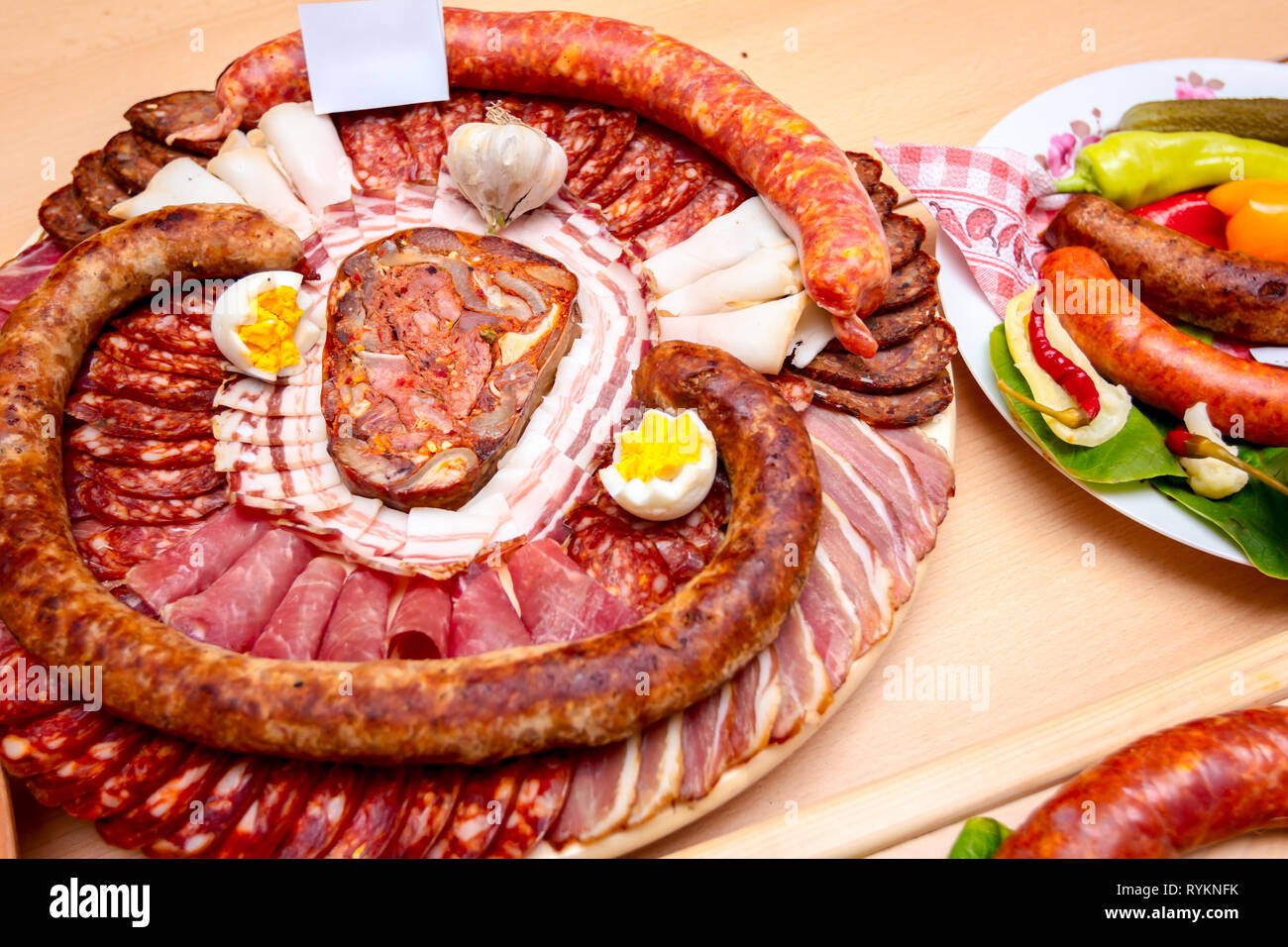 Decorado salchichas asadas con carne ahumada picada están expuestos en el  tradicional torneo de salchichas Fotografía de stock - Alamy