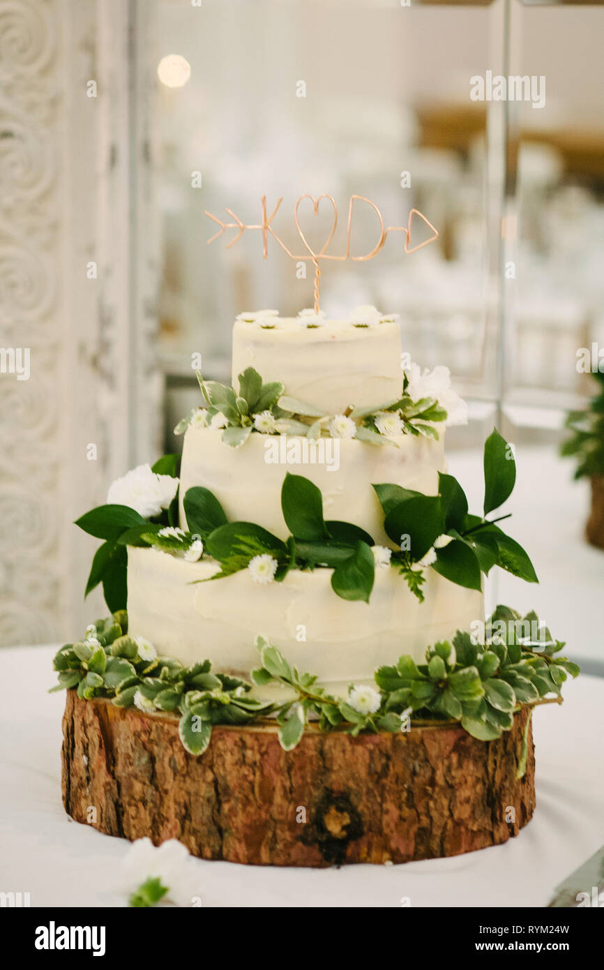 Pastel de boda rústico fotografías e imágenes de alta resolución - Alamy