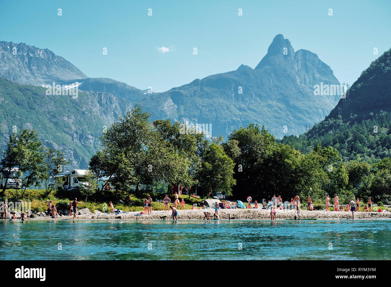 Bañistas en la ciudad de Rauma River en el verano paisaje del valle cerca de Åndalsnes Romsdalen, Noruega Foto de stock