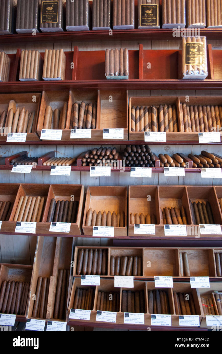 Cigarros Puros Cubanos Habanos en los estantes de la tienda de cigarros