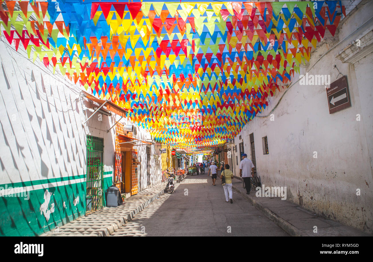 Colorida calle en Cartagena Colombia Foto de stock