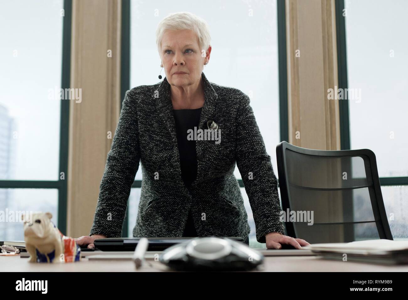JUDI DENCH, SKYFALL, 2012 Foto de stock