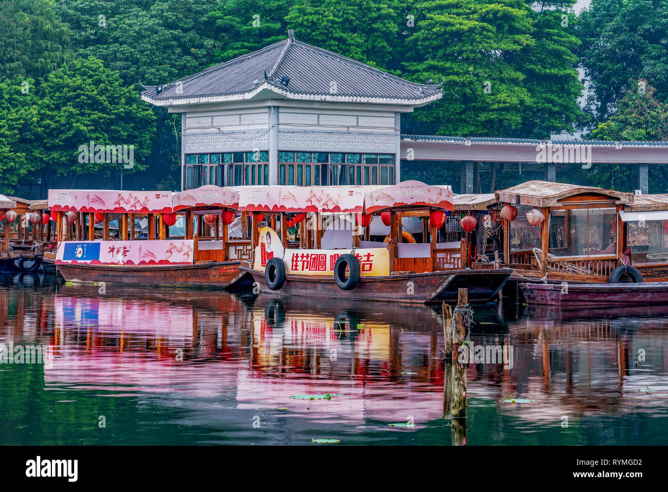 GUANGZHOU, CHINA - 20 de octubre: Ver barcos tradicionales chinos Liwan Lake Park, un parque famoso y popular destino turístico en Octubre 20, 2018 en Foto de stock