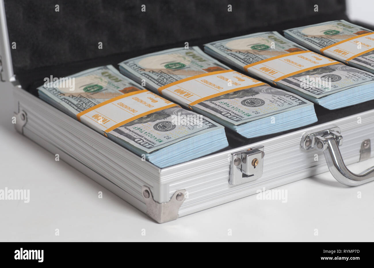 Abrir maleta con billetes de cien dólares apila sobre fondo blanco