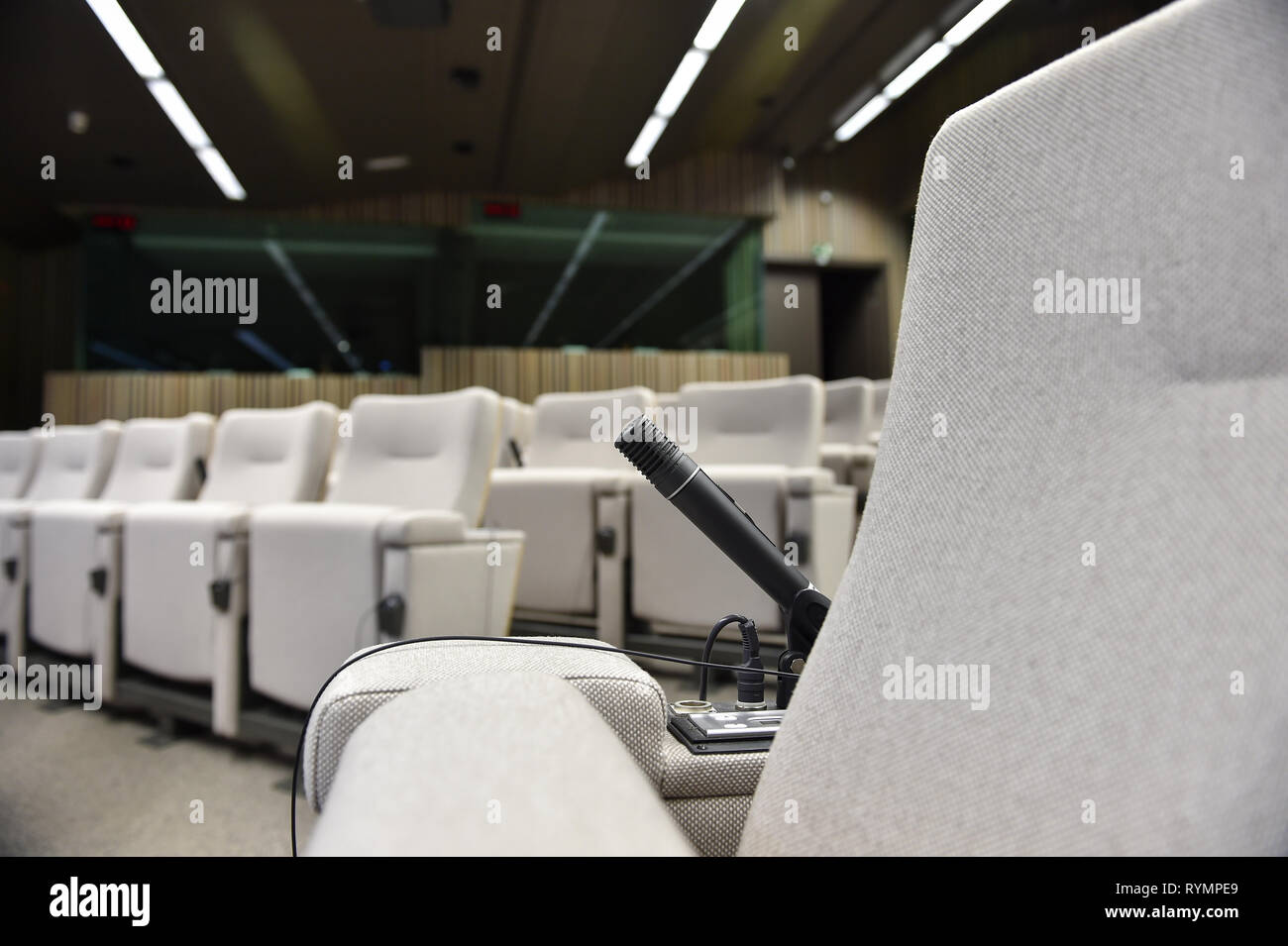 Detalle grabado con un micrófono de prensa en una sala de conferencias Foto de stock