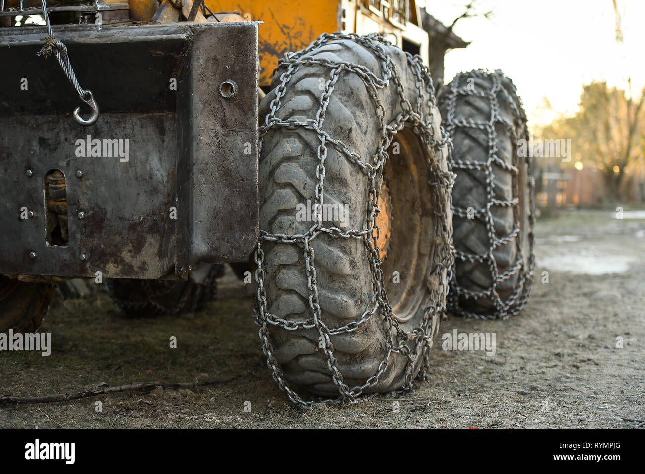 Detalles de la foto con nieve cadenas de neumáticos en las ruedas de camiones grandes Foto de stock