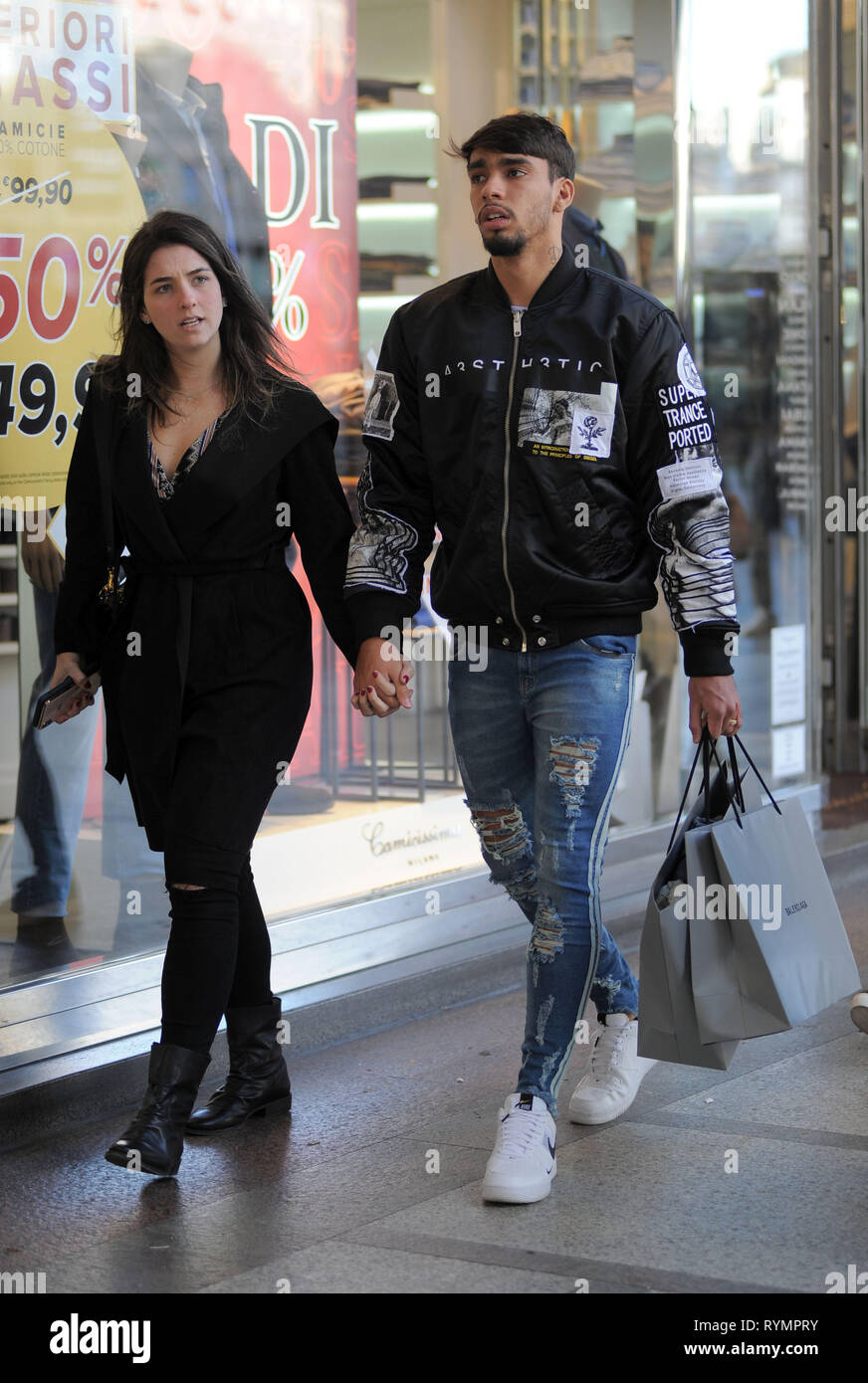 Milán, Lucas Paqueta y esposa Maria Eduarda Fournier en el centro Lucas  PaquetÃ , centrocampista brasileño de 21 años de Milán y de la Dirección  Nacional de Brasil, camina por las calles