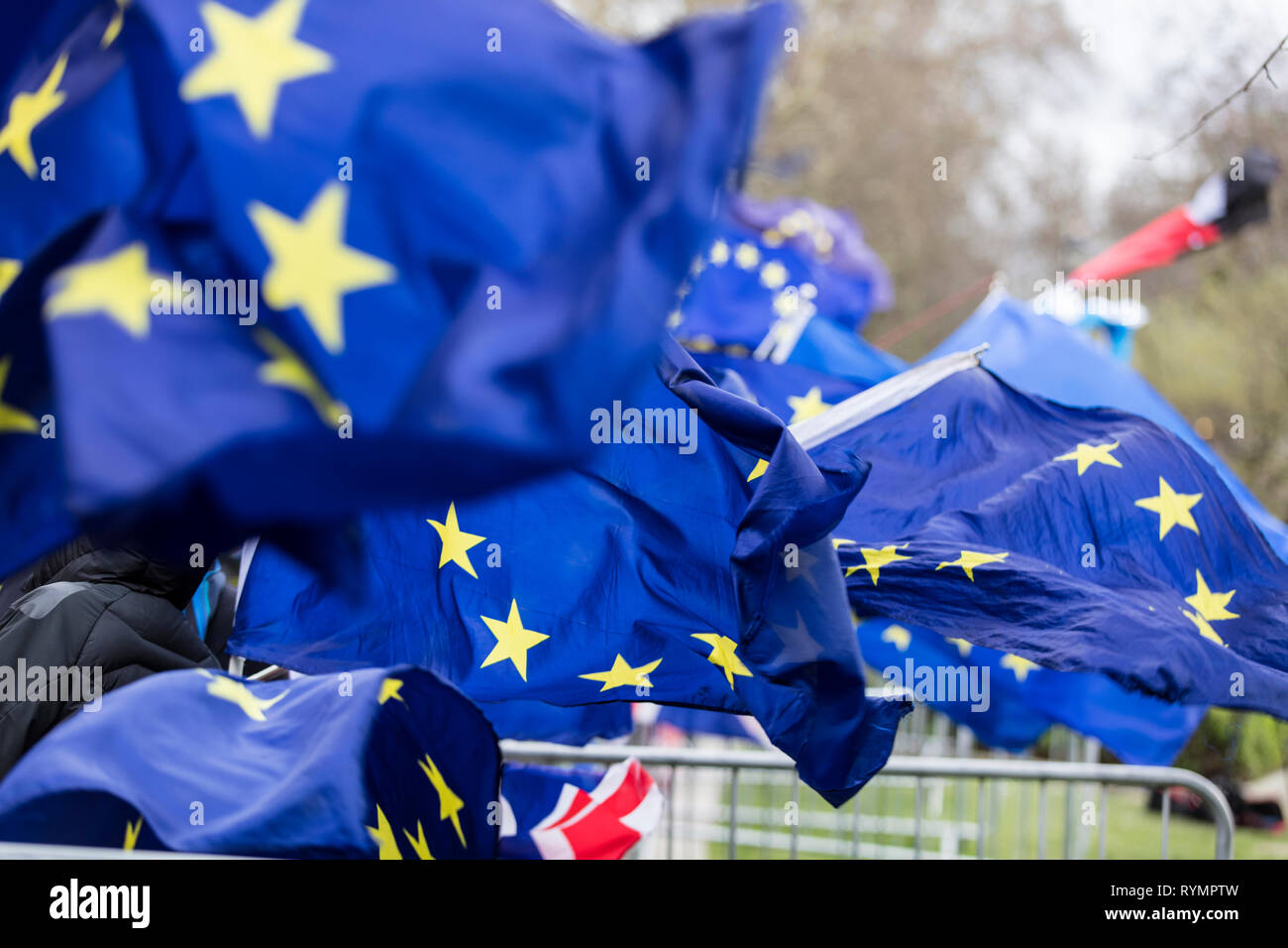 Banderas de la Unión Europea que vuela a brexit marzo en Londres Foto de stock