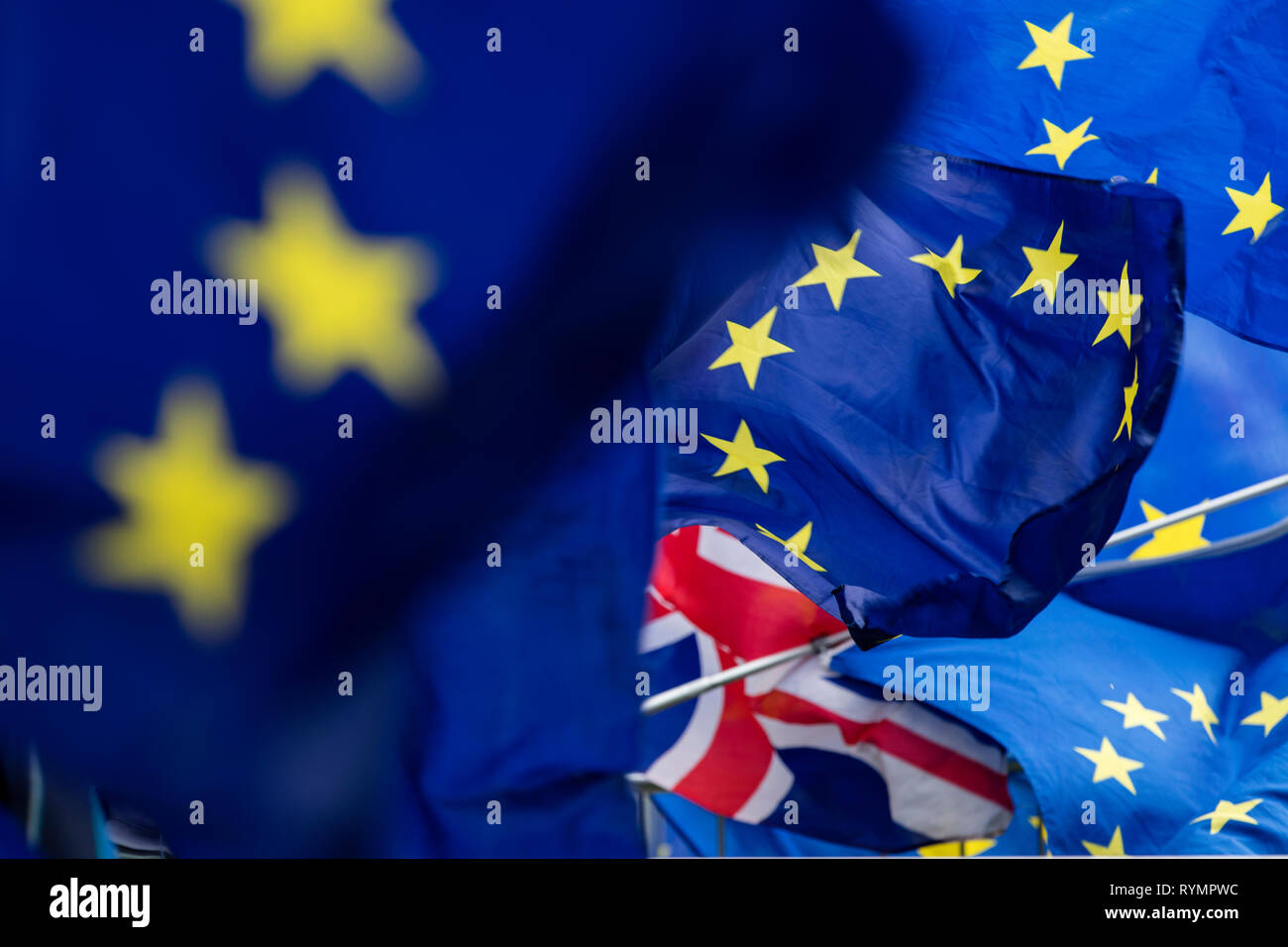 Banderas de la Unión Europea que vuela a brexit marzo en Londres Foto de stock