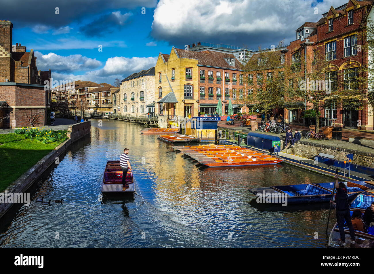 Remar en Cambridge - Río Cam al muelle en el centro de Cambridge Foto de stock