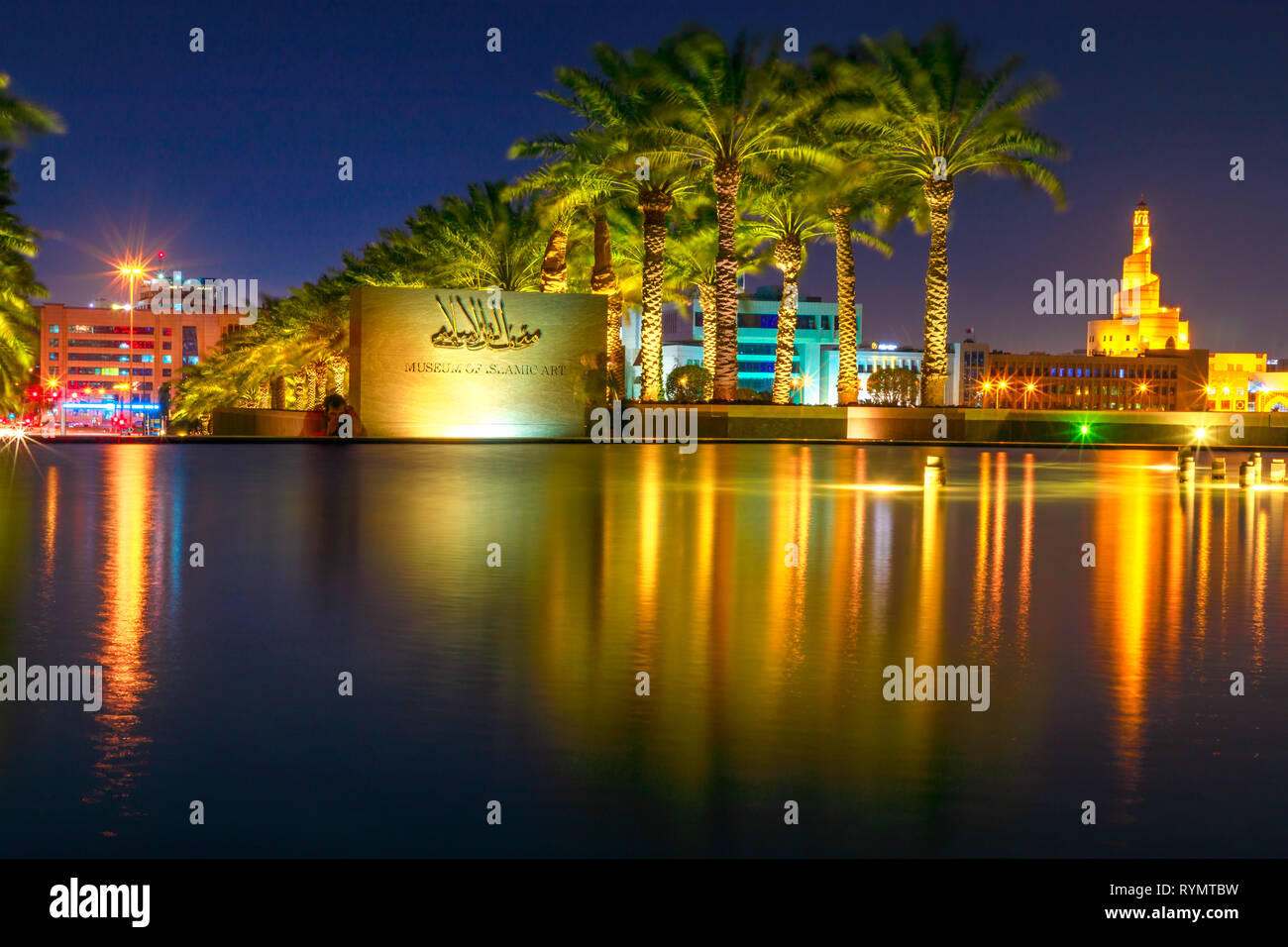 Doha, Qatar - Febrero 20, 2019: el Museo de Arte Islámico, firmar y Fanar Centro Cultural Islámico refleja en fountain agua cerca de Corniche Promenade at Foto de stock