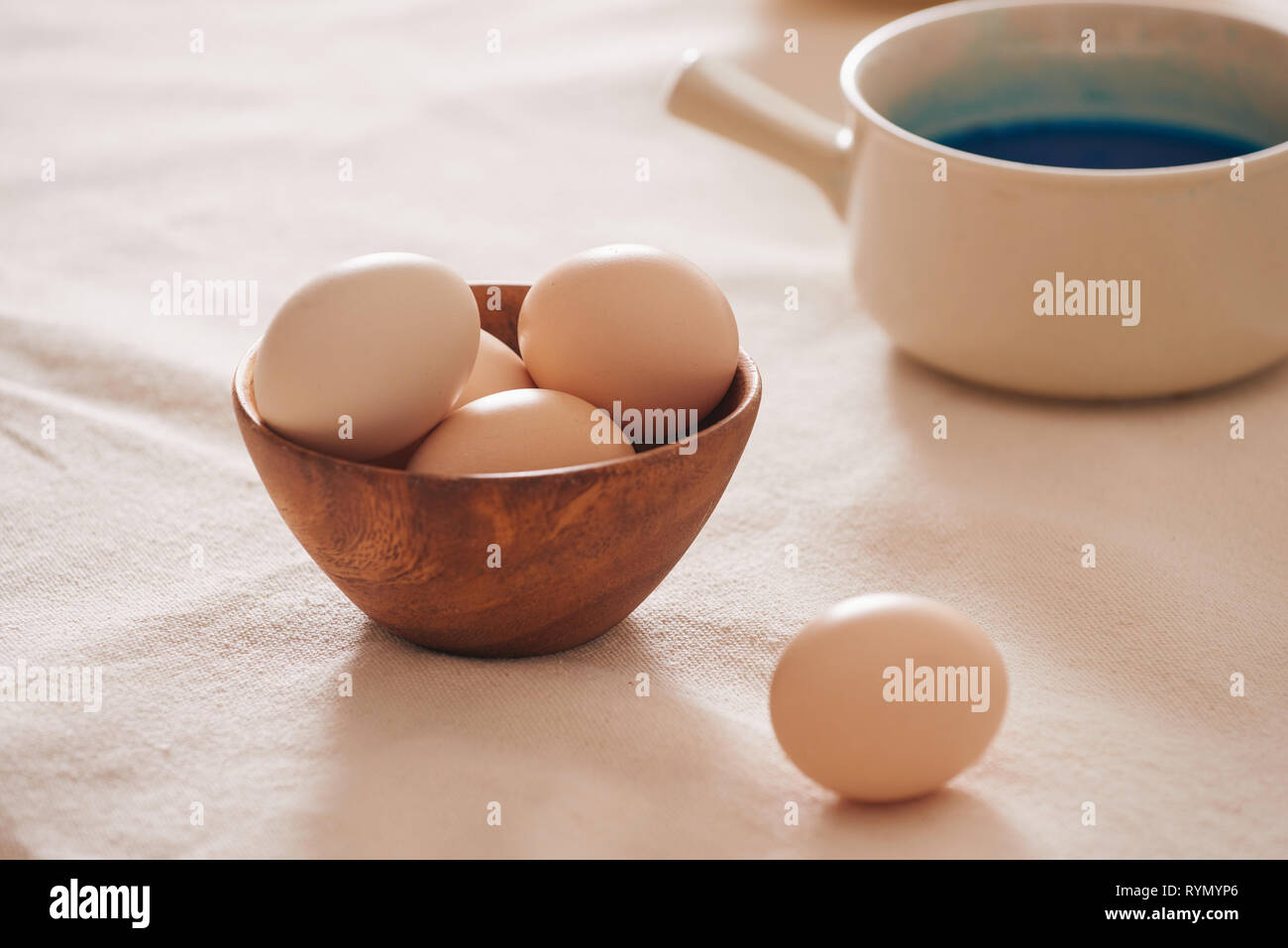 Preparar la pintura de huevos de pascua. Foto de stock