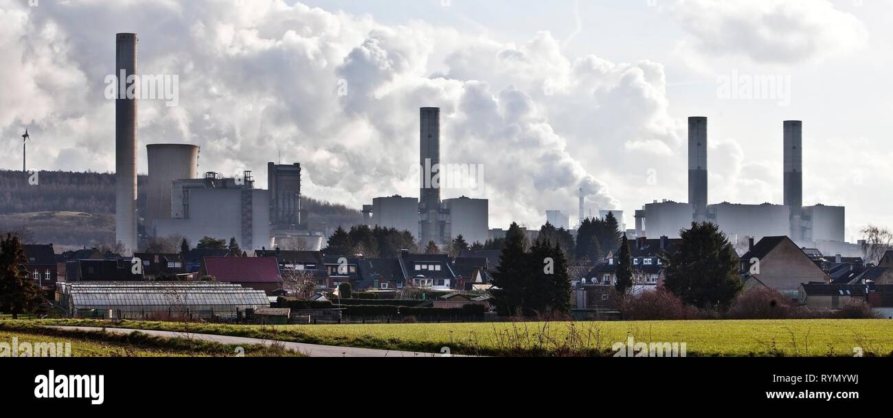 Urbanización delante de la central eléctrica de lignito, Frimmersdorf Grevenbroich, Renania la minería del lignito zona Foto de stock