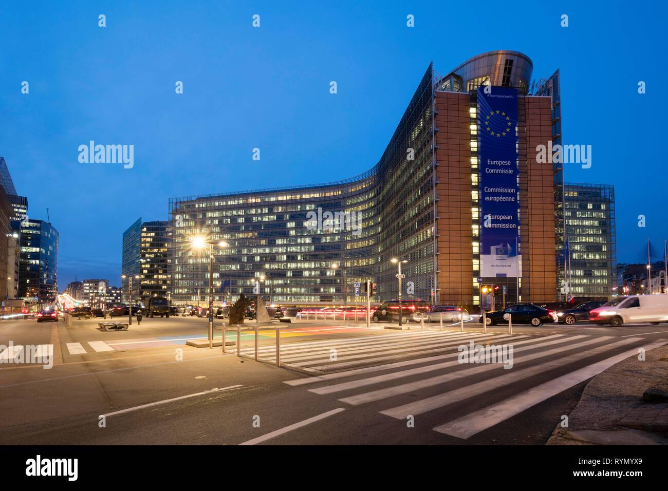Edificio Berlaymont de la Comisión Europea, al anochecer, el Barrio Europeo de Bruselas, Bélgica Foto de stock