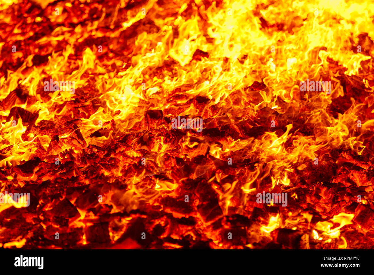 El fuego. Material incandescente del volcán. El carbón de leña caliente  fogata. Las emisiones de carbono de la combustión Fotografía de stock -  Alamy