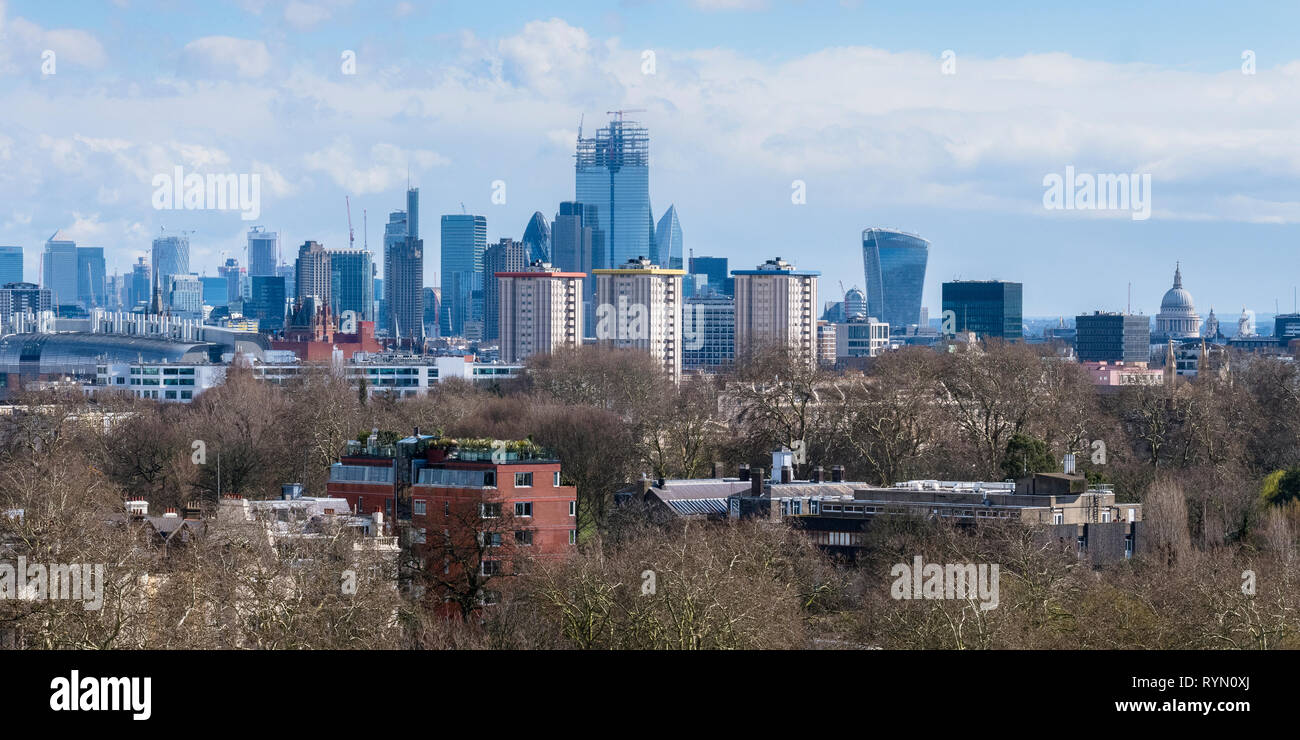 Marzo 2019: Londres ciudad tomada desde la parte superior de Primrose Hill demuestran el predominio de un nuevo edificio, el 22 de Bishopsgate en la "Square Mile" Foto de stock
