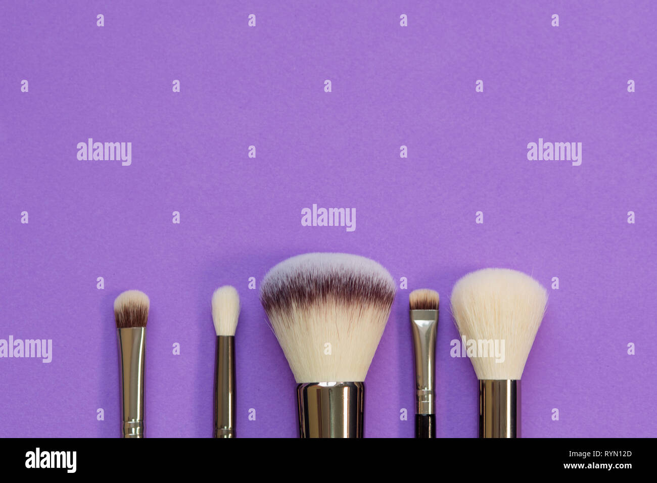Maquillaje maquillaje profesional Brush set, herramientas, pinceles para  diferentes funciones. Cosméticos, accesorios de moda de fondo púrpura  Fotografía de stock - Alamy
