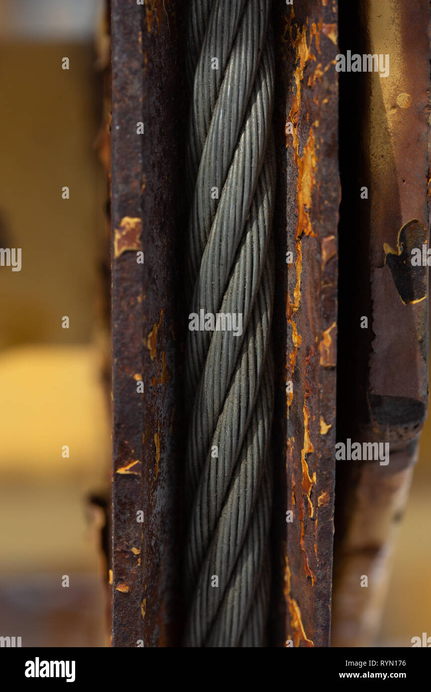 gancho tensor de acero inoxidable y cable de acero cable cable de conexión  bridas y conexiones concepto Fotografía de stock - Alamy