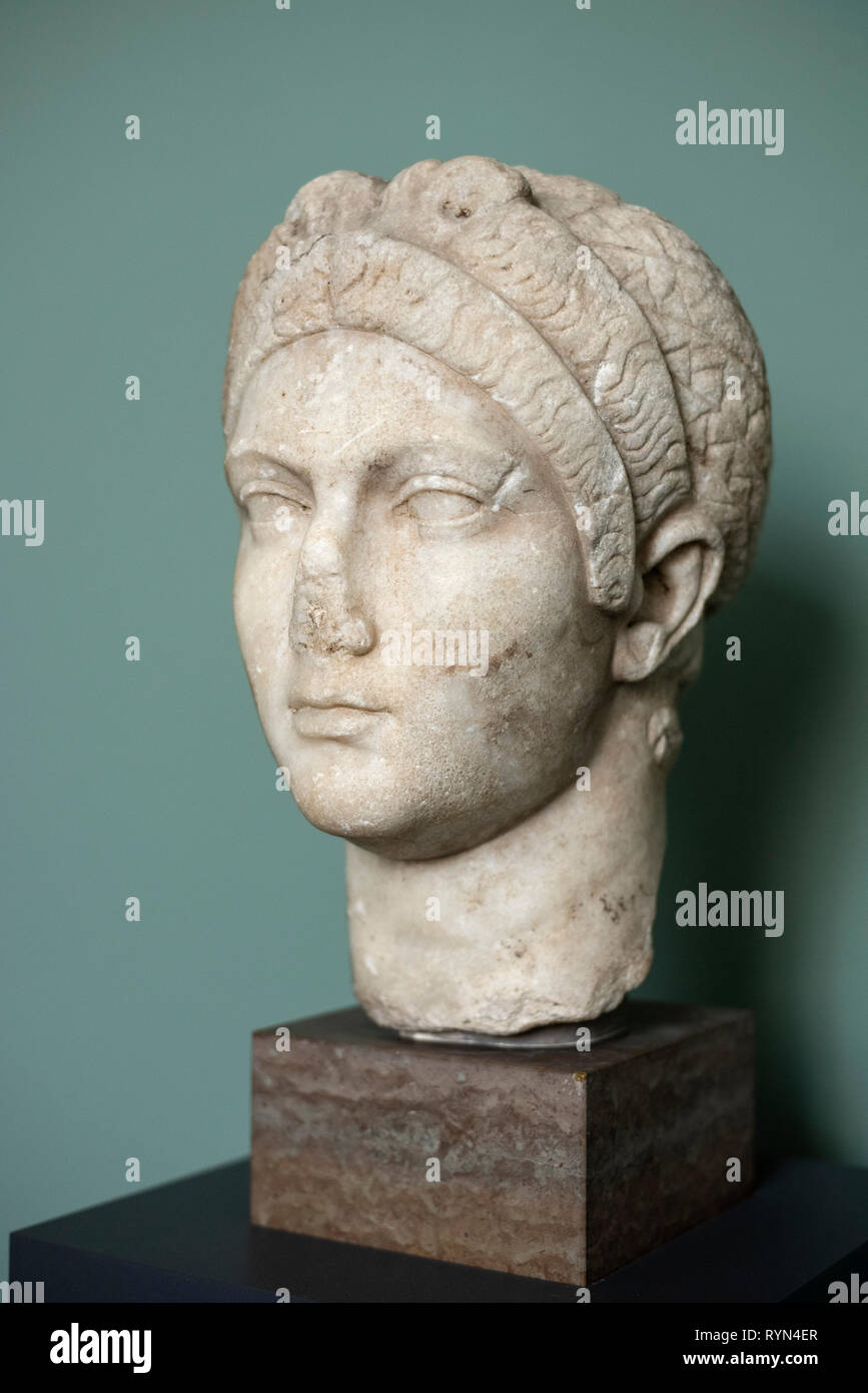 Copenhague. Dinamarca. Busto retrato de la Emperatriz Romana Vibia Sabina, esposa de Adriano. Ny Carlsberg Glyptotek. Vibia Sabina, 83 AD - 136/137 AD. La emperatriz; Foto de stock