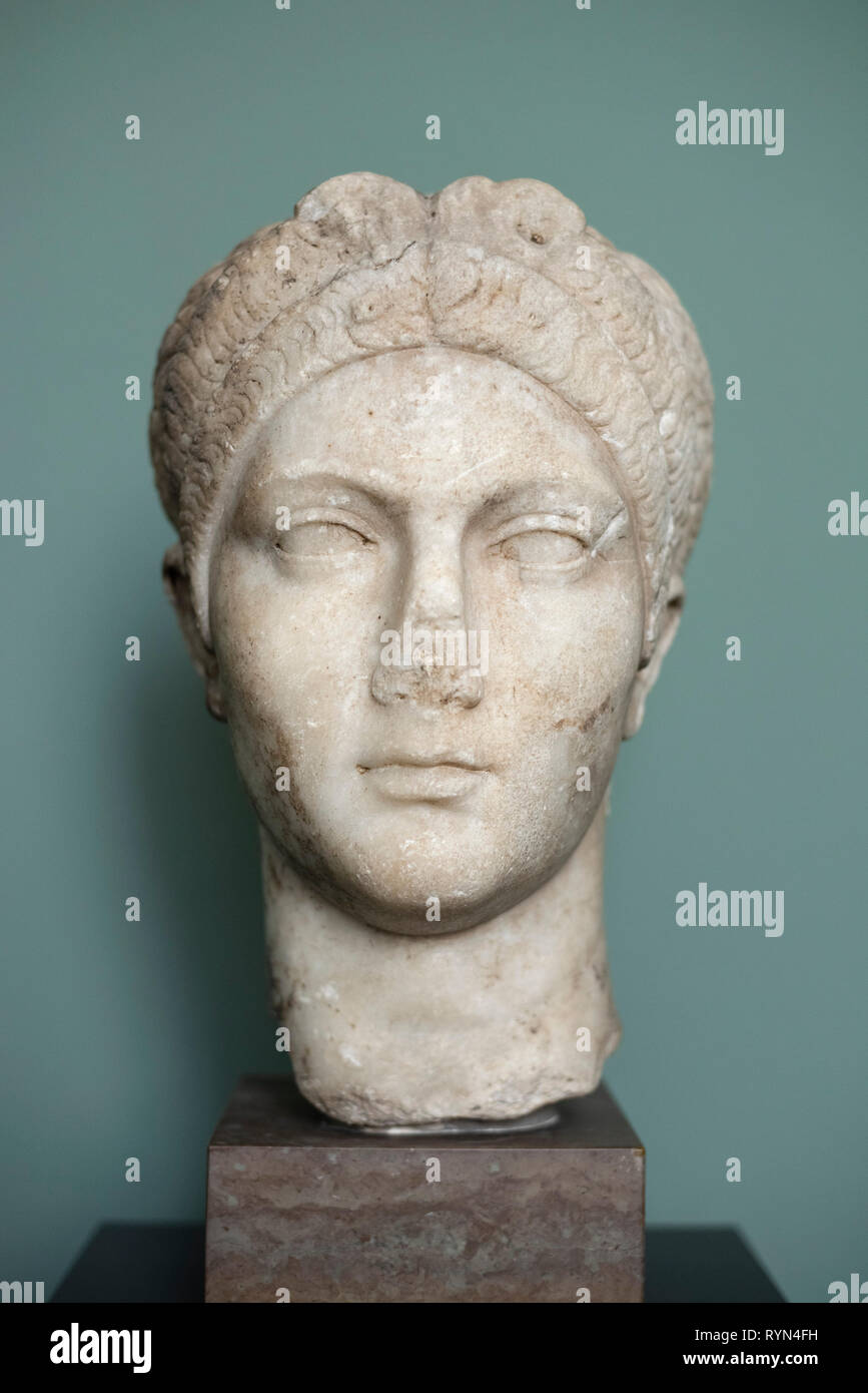Copenhague. Dinamarca. Busto retrato de la Emperatriz Romana Vibia Sabina, esposa de Adriano. Ny Carlsberg Glyptotek. Vibia Sabina, 83 AD - 136/137 AD. La emperatriz; Foto de stock