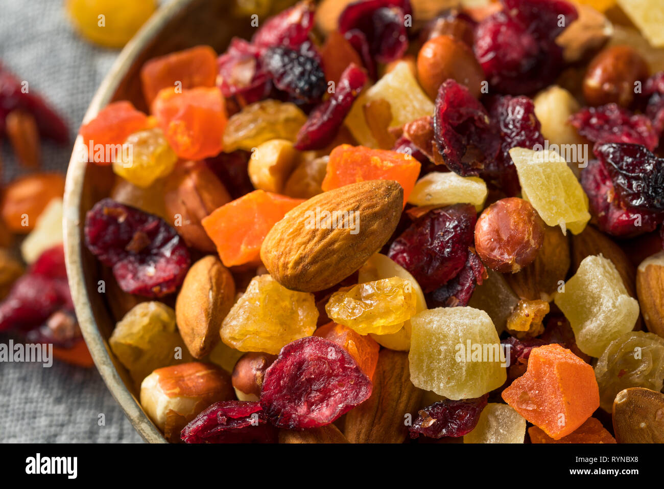 Saludable Mezcla de Fruta y Nueces secas con almendras Pasas de Arándanos Foto de stock