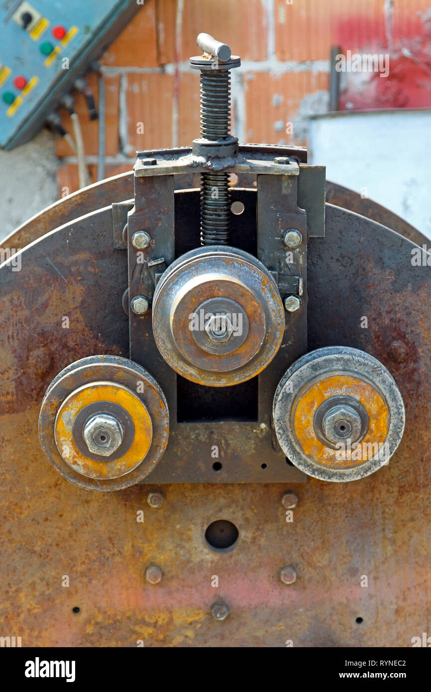Máquina de rodillos para curvar tubos de hierro y acero Fotografía de stock  - Alamy