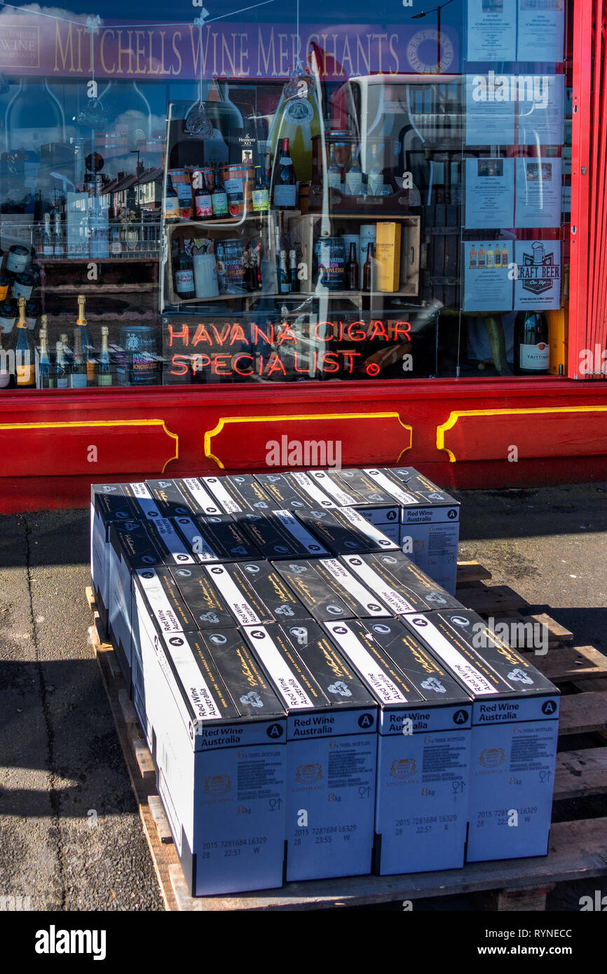 Palet de cajas de vino fotografías e imágenes de alta resolución - Alamy