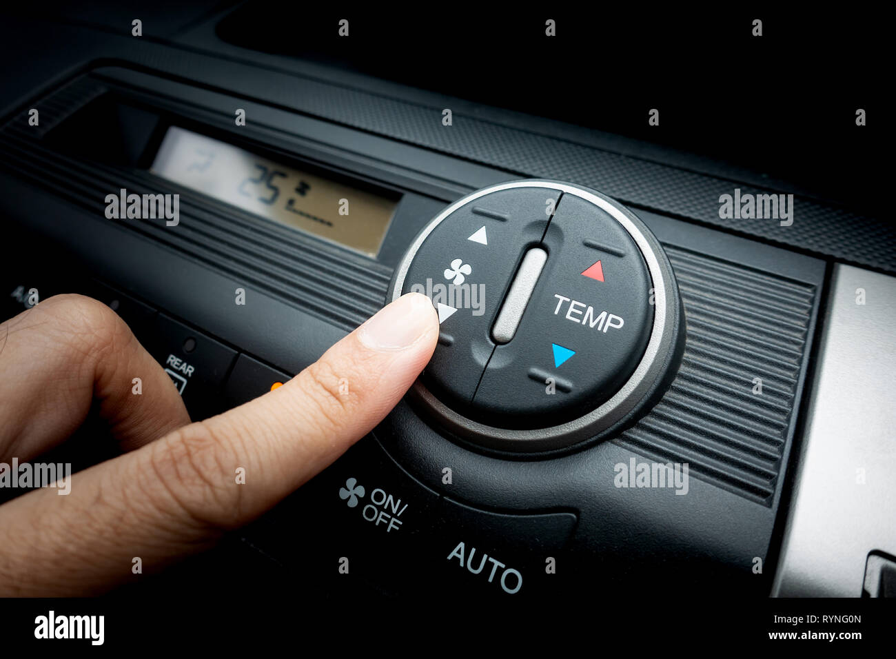 Dedo pulsando el interruptor del ventilador del sistema de aire  acondicionado de un coche Fotografía de stock - Alamy
