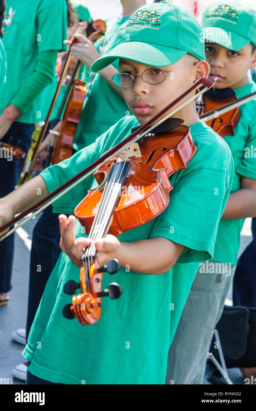 Miami Florida, Little Havana, Parque José Martí, Festival Familiar de Corazones Unidos, feria de festivales, comunidad Orquesta Infantil Americana para la Paz, música, bajo Foto de stock