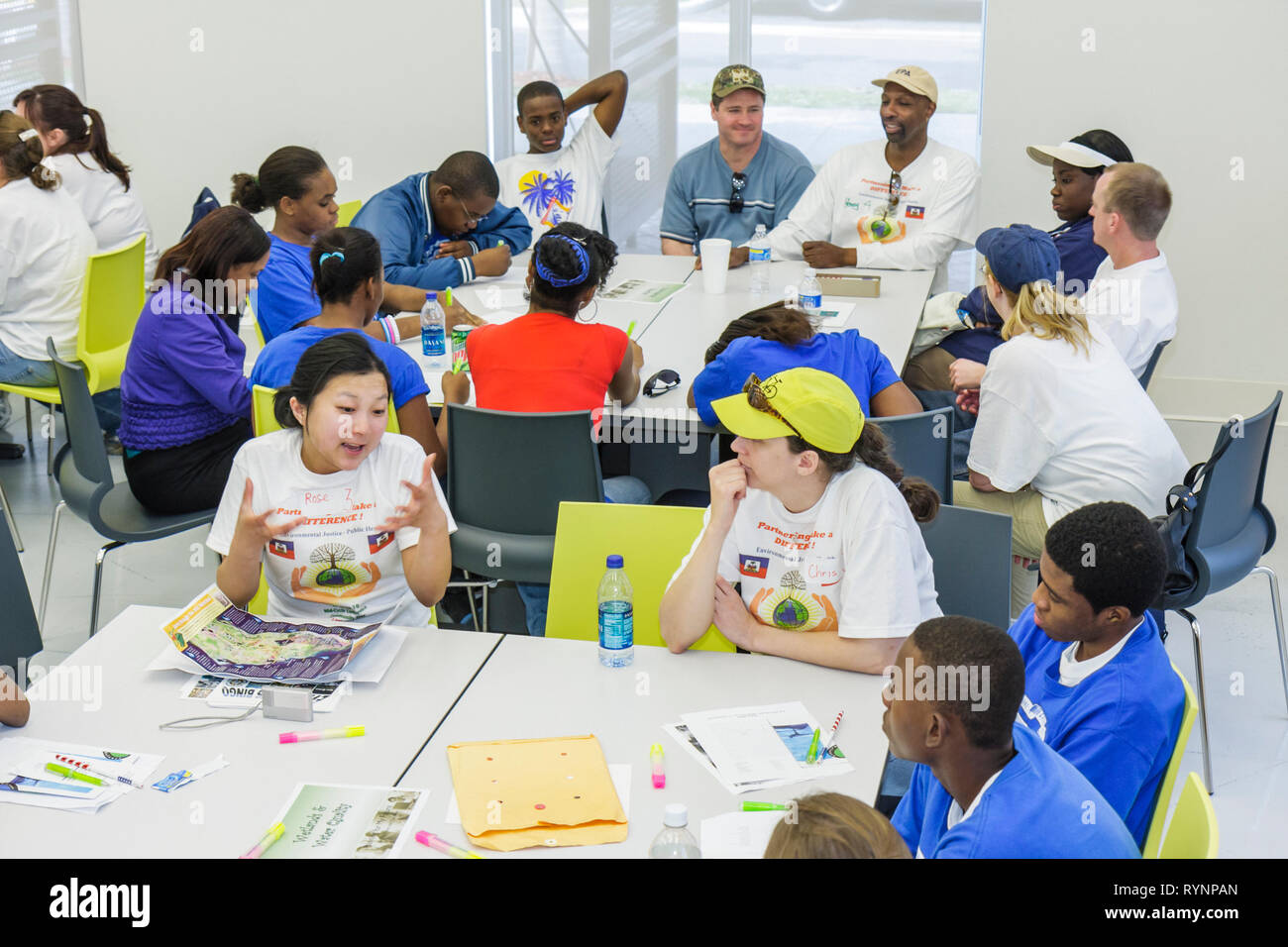 Miami Florida, Little Haiti, Centro de Complejo Cultural, Día de MLK, Día de la Comunidad de EPA, voluntarios voluntarios voluntarios trabajadores del trabajo, trabajando juntos Foto de stock