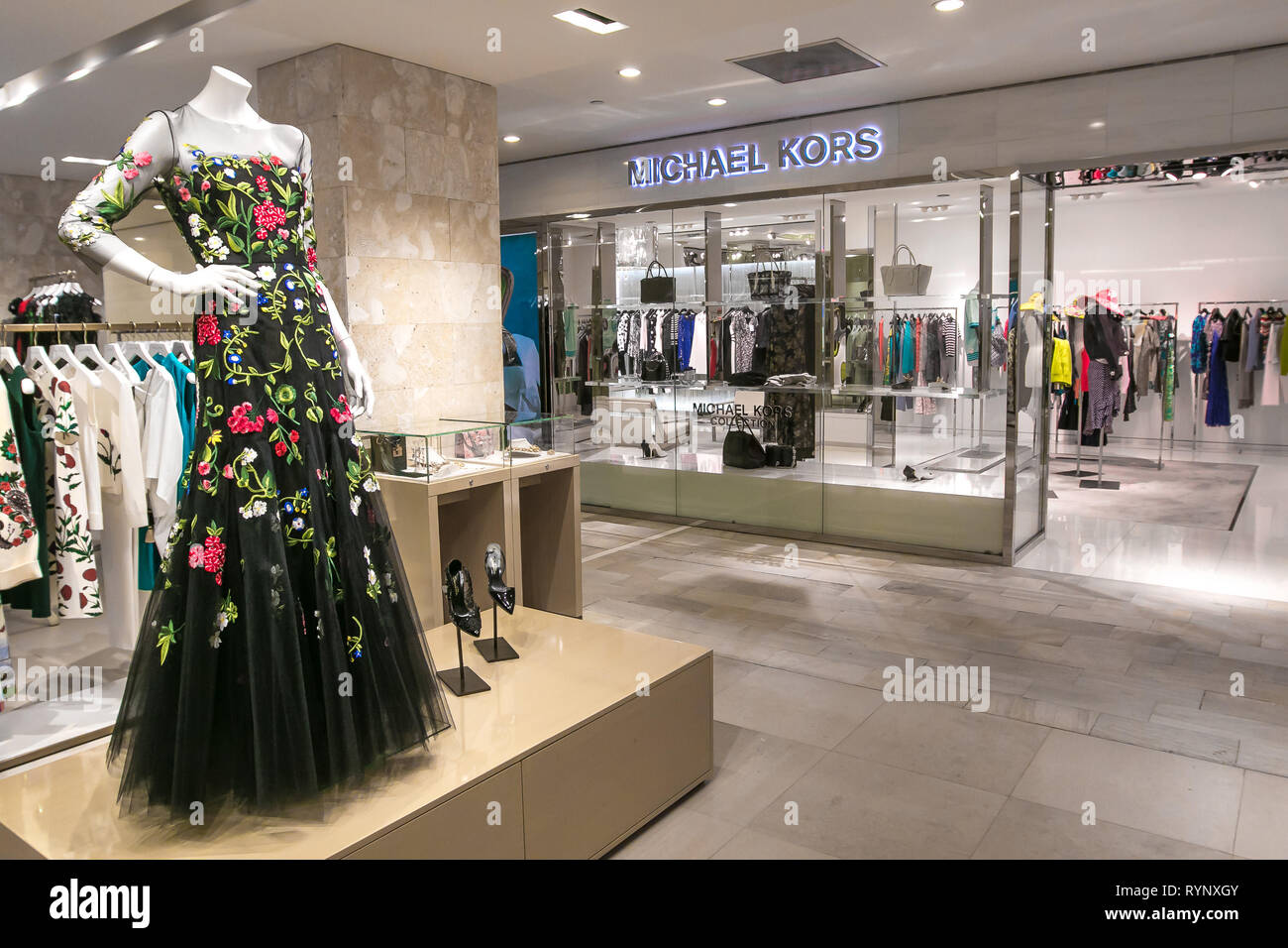 Nueva York, 3/11/2019: vestidos y otros artículos de ropa son poner en  pantalla en la sección de Michael Kors en Bloomingdale's department store  en Manhattan Fotografía de stock - Alamy