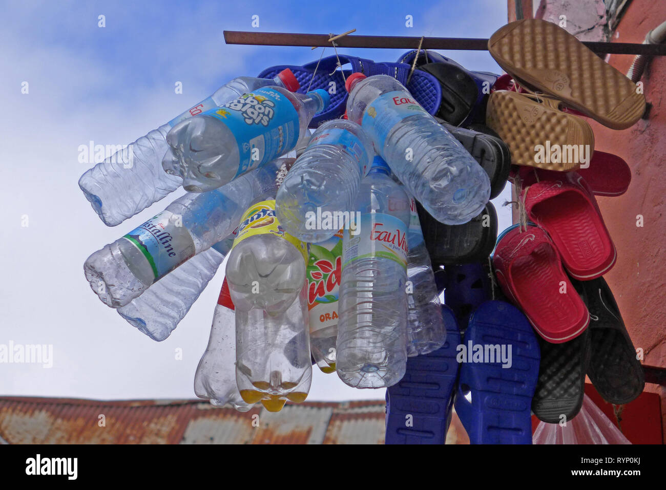 Botellas de plástico y chanclas a la venta en un kiosco En Ambohimanga  Madagascar Fotografía de stock - Alamy