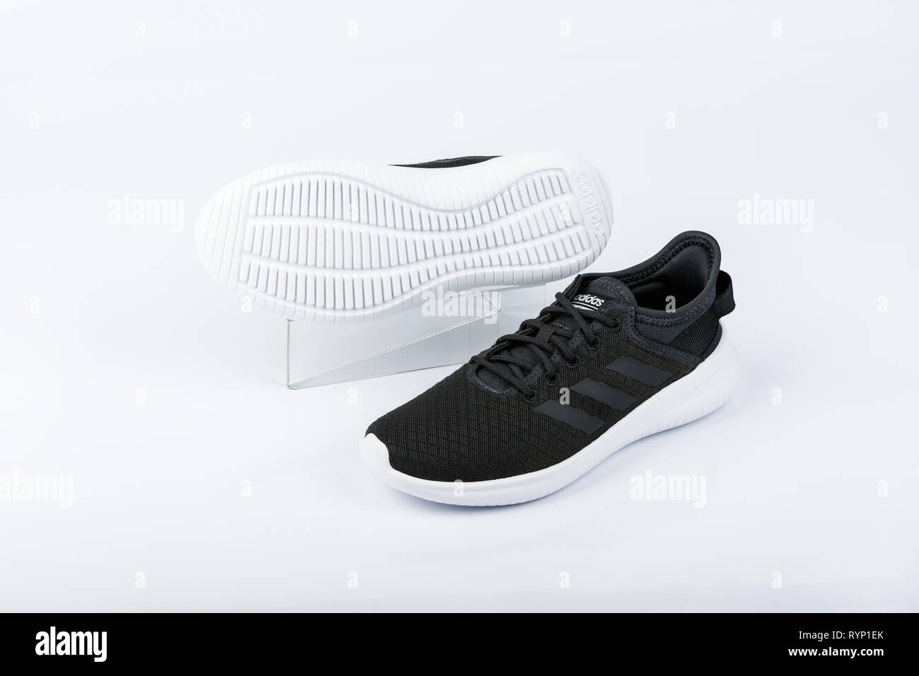 Black adidas sneakers fotografías e imágenes de alta resolución - Alamy