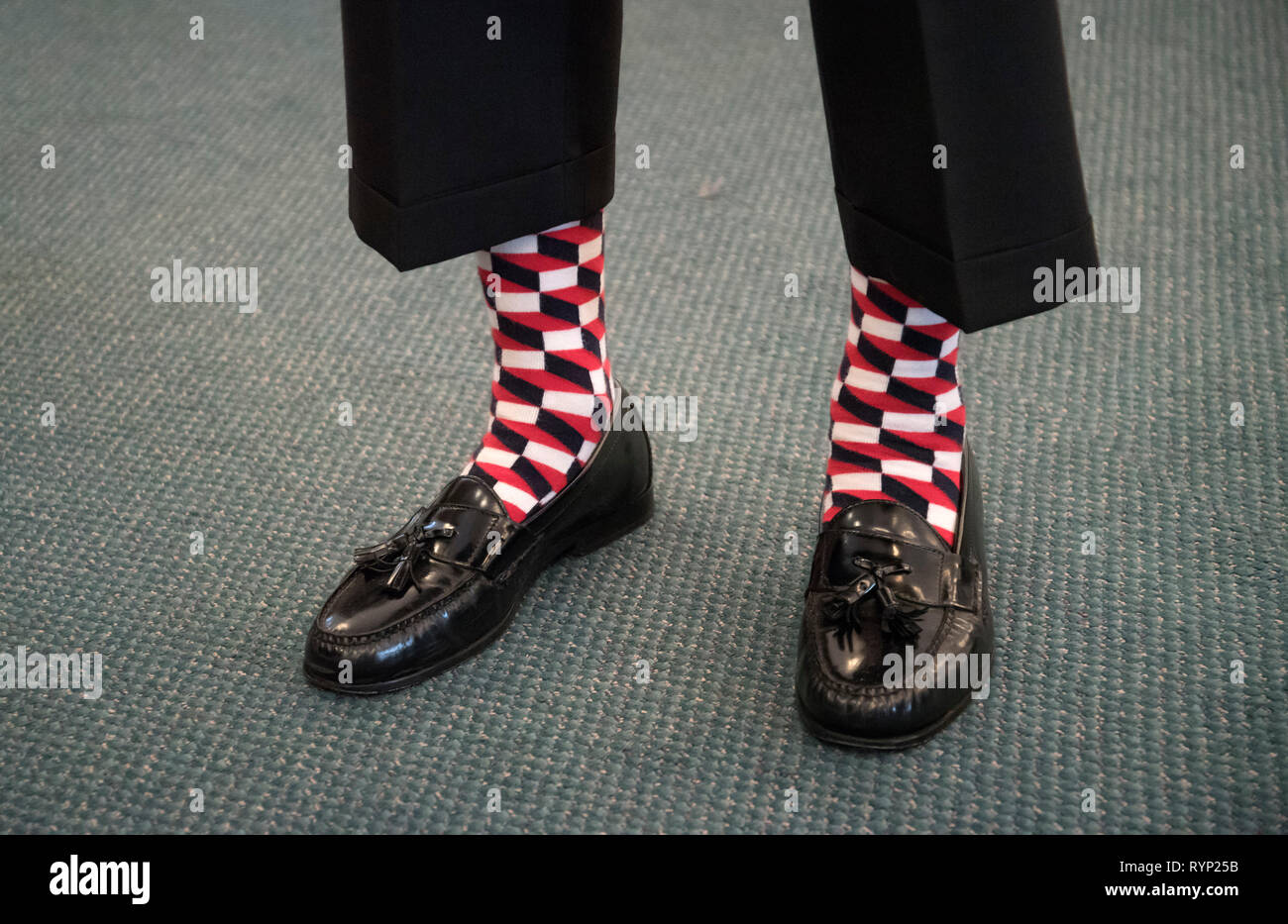 Hombre vestido con su Happy Socks Fotografía de stock - Alamy