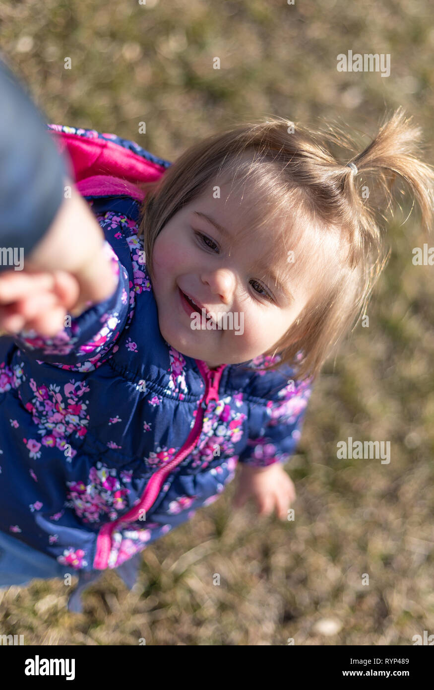 Sweet 17 meses bebé niña jugando con su padre. Cabeza Descubierta y  fotografía Fotografía de stock - Alamy