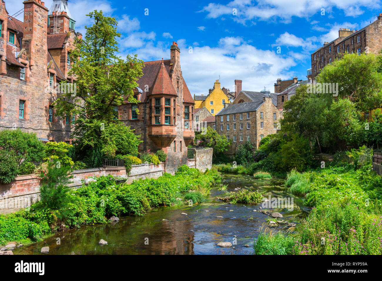 Edificios históricos por el Water of Leith, Dean Village, Edimburgo, Escocia, Reino Unido Foto de stock