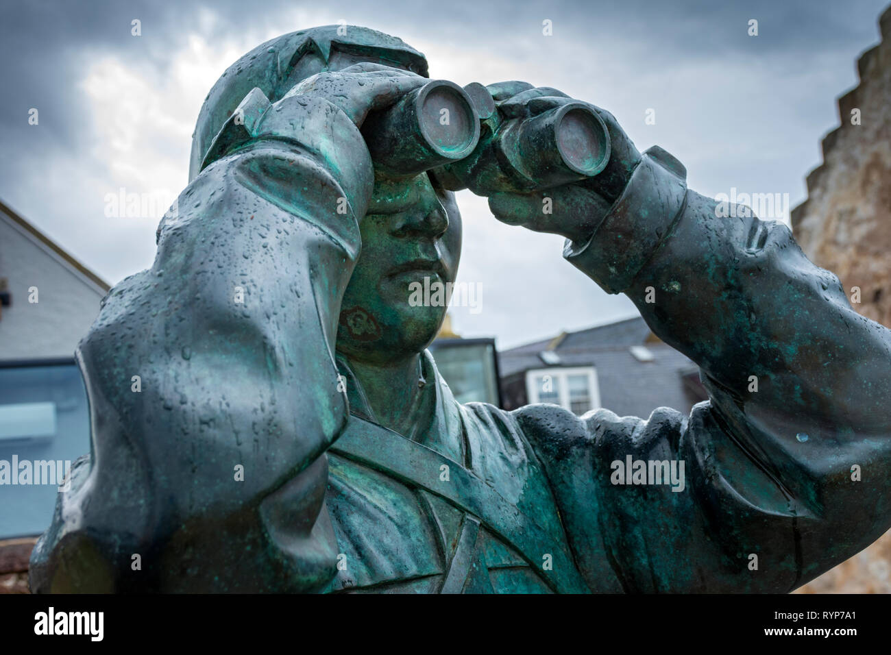 El observador, una escultura de Kenny Hunter, North Berwick Harbor, East Lothian, Escocia, Reino Unido Foto de stock