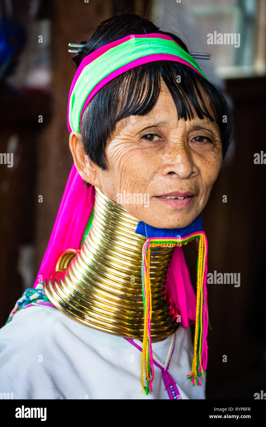Un largo cuello Padaung mujer con anillos de su cuello redondo, Myanmar Foto de stock