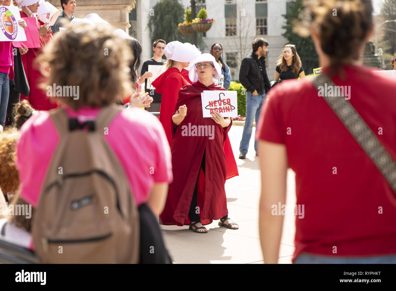 Atlanta, Georgia, EUA. 14 Mar, 2019. Docenas de manifestantes pro-elección se manifestaron en contra de la ''heartbeat bill'' la legislación en el capitolio del estado de Georgia. La legislación prohibiría la mayoría de los abortos después de seis semanas. La protesta fue organizada por varios grupos, incluyendo esclavas Unite - Georgia. Varios manifestantes vestidos como personajes del libro la esclava del cuento. Crédito: Steve Eberhardt/Zuma alambre/Alamy Live News Foto de stock