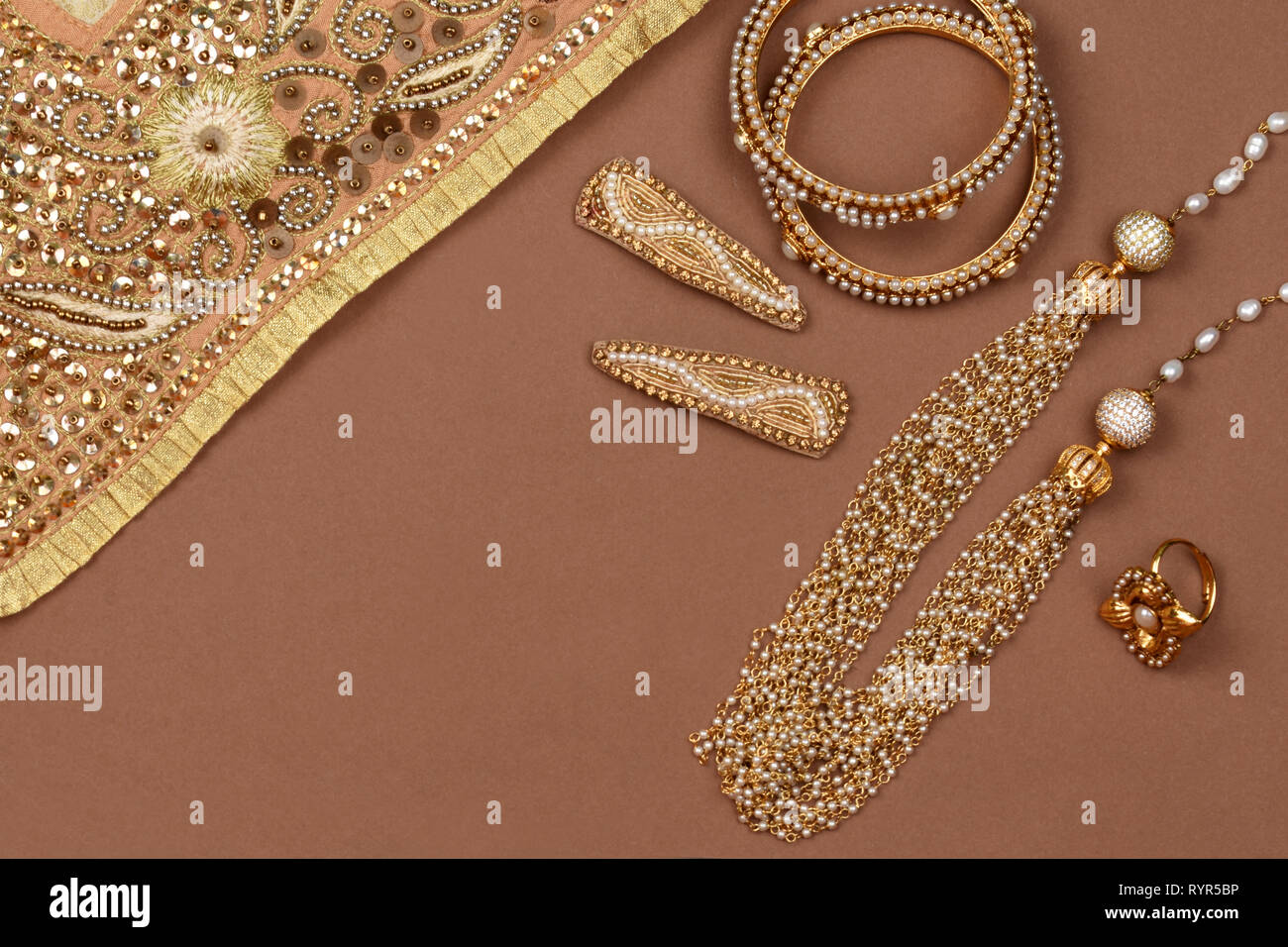 Joyas de perlas sobre un fondo marrón dorado, bufanda, perla con  antecedentes de joyas, collar de perlas, la perla, el dedo del  anillo.Style, moda y d Fotografía de stock - Alamy