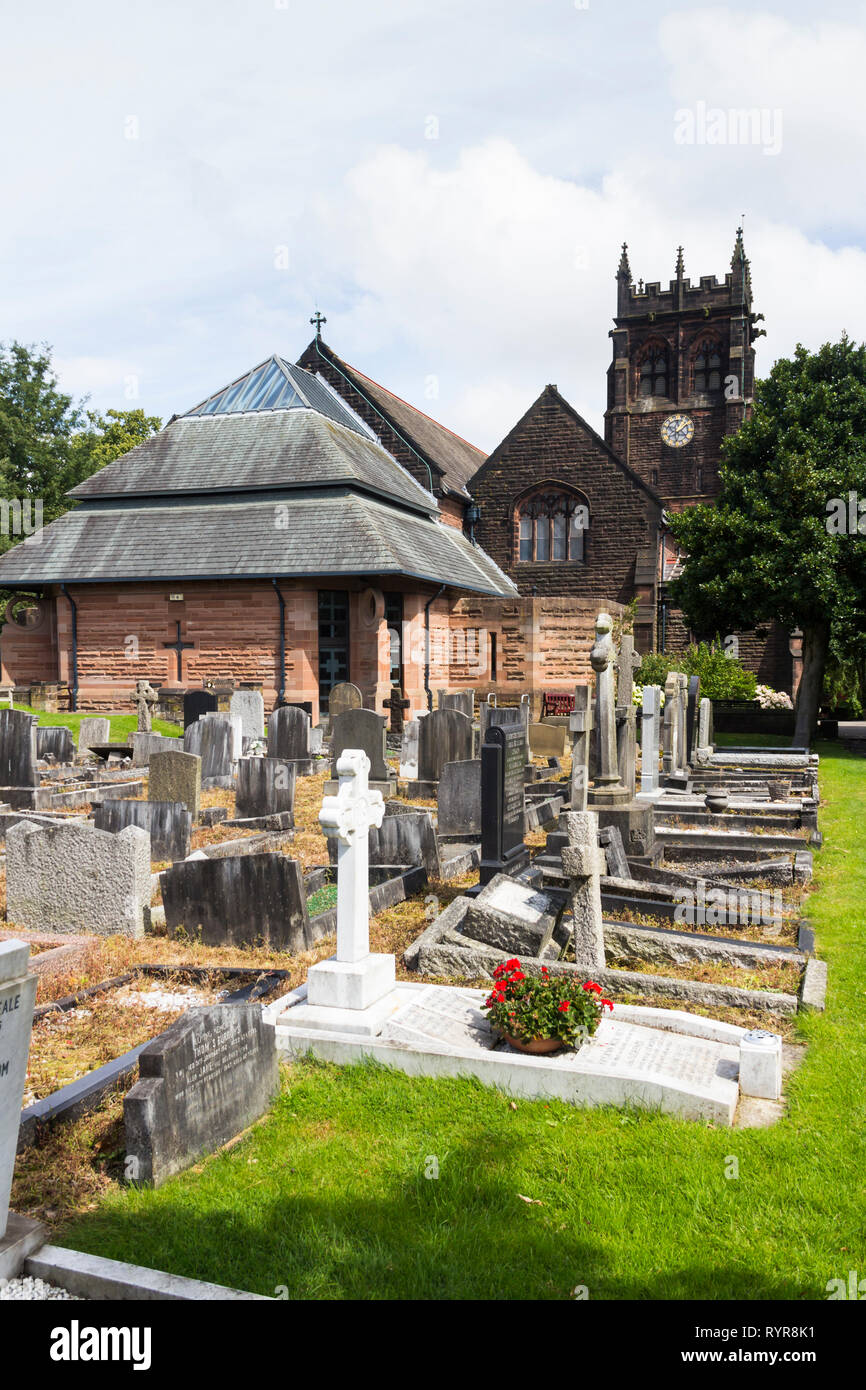 Lápidas en el cementerio de la iglesia San Pedro, de Woolton, Liverpool. Fue en esta iglesia donde Paul McCartney y John Lennon se conocieron en un Chri Foto de stock